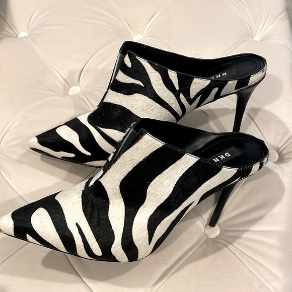 🌟 MAKE A STATEMENT 🌟 DKNY Dacey mules, 9.5 - Picture 3 of 5